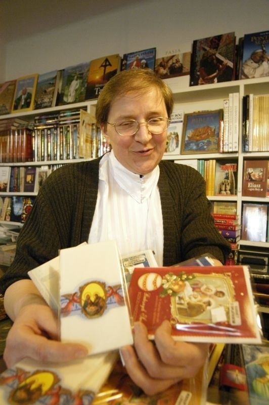 Krystyna Pawliczek z księgarni św. Krzyża pokazuje kartki...