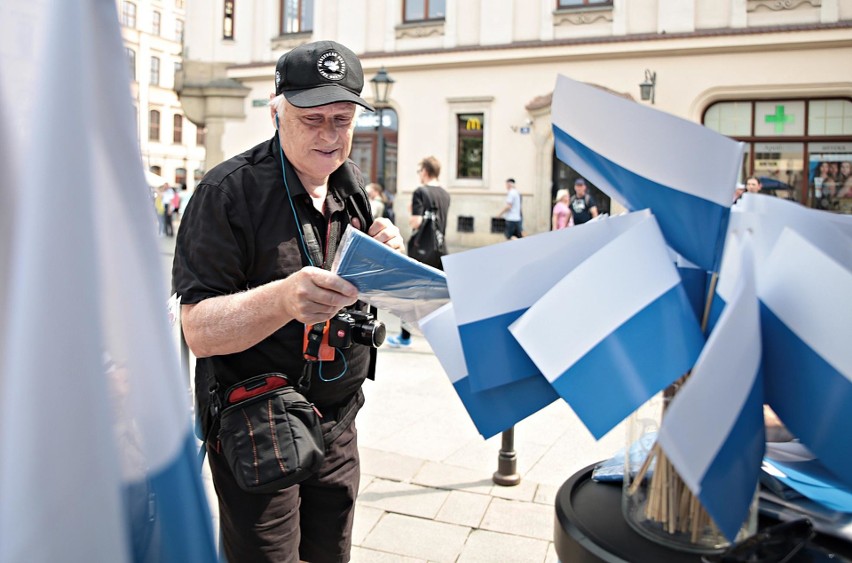 Kraków. Trzy tysiące flag i chorągiewek rozdano mieszkańcom [ZDJĘCIA]