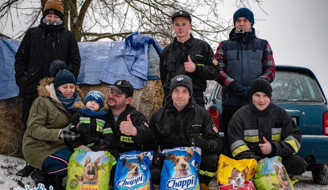 Członkowie Stowarzyszenia Młode Busko i strażacy z Wełcza przekazali karmę dla psów w buskim przytulisku.