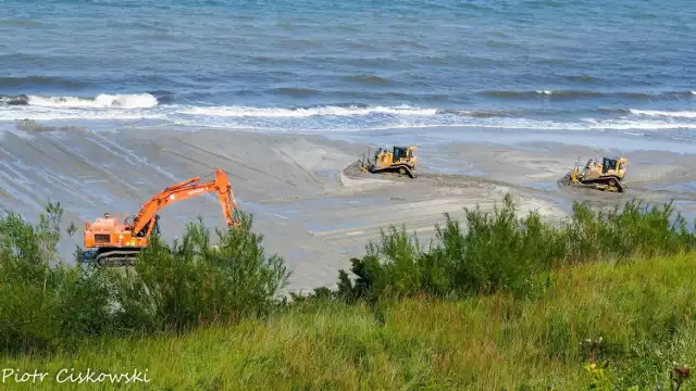 Wakacje 2019. Poszerzanie plaży w Jastrzębiej Górze