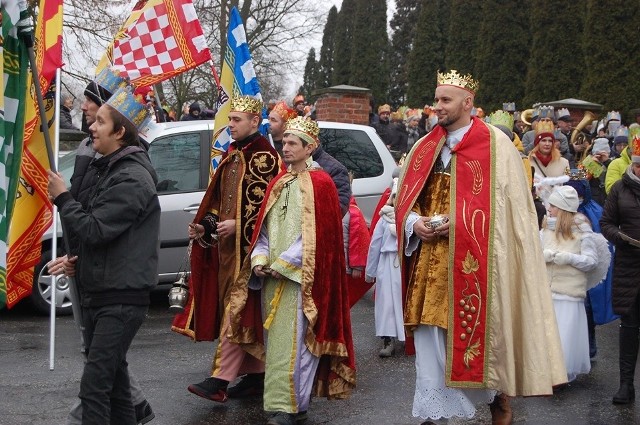 Orszak wyruszył spod kościoła pw. św. Jana Chrzciciela w Służewie do żłobka w pobliskim parku krajobrazowym. W rolę królów wcielili się Rafał Preczak - radny gminy Aleksandrów Kujawski, Marcin Nowak oraz Damian Kalociński. W muszli koncertowej monarchowie złożyli dary, później odbyło się wspólne kolędowanie. Organizatorami wydarzenia byli: Ks. proboszcz parafii w Służewie, wójt gminy Aleksandrów Kujawski, Bożena Świątkowska - radna gminy Aleksandrów Kujawski, oraz Koło Kobiet i Koło Emerytów i Rencistów w Służewie.