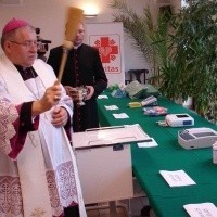 Biskup ełcki Jerzy Mazur przed przekazaniem darów szpitalom...