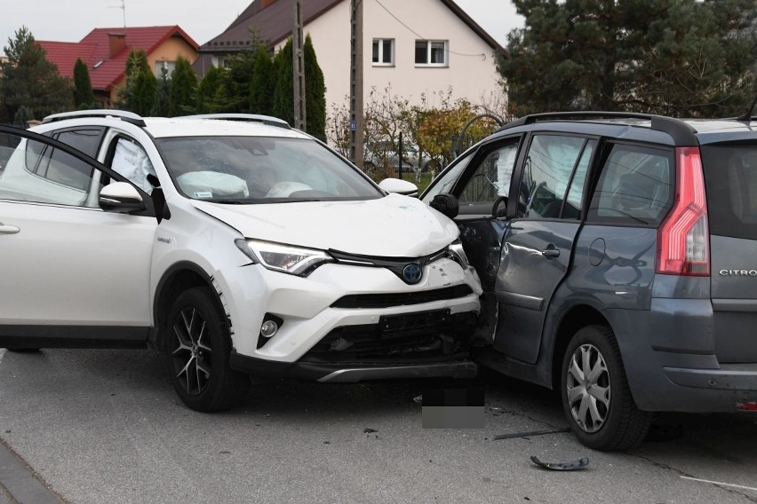 Kraksa w Zgórsku w powiecie kieleckim. Zderzyły się dwie osobówki