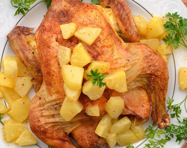 Kurczak z curry z ananasem to pomysł na niebanalny obiad.