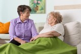 Opieka domowa nad pacjentem. Jak pomagać przewlekle choremu w dom? Oto 7 najczęściej zadawanych pytań