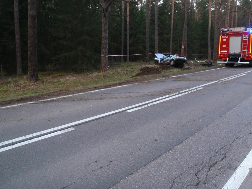 Przewięź. Śmiertelny wypadek. Audi uderzyło w drzewo (zdjęcia)