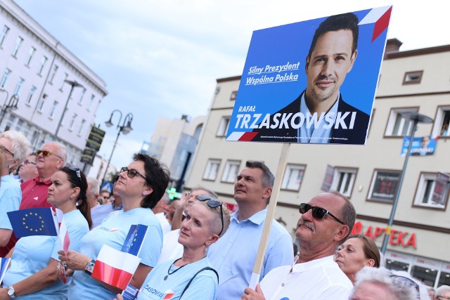 Na Placu Wolności wsparcie dla Rafała Trzaskowskiego okazało ponad 300 osób.
