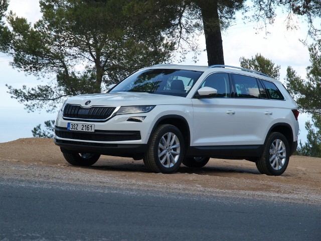 Skoda Kodiaq 2.0 TDI Bazowy model z benzynowym silnikiem 1.4 TSI o mocy 125 KM i napędem przednich kół kosztuje tylko 89 900 zł. Ma pięć miejsc i bagażnik o objętości od 720 do przeszło 2000 litrów po złożeniu oparć tylnej kanapy i fotela pasażera. Odmiana 7-miejscowa wymaga dopłacenia 4100 zł dla wersji Active, a 3400 zł dla Ambition i Style. Najdroższy 190-konny diesel z 7-biegową, zautomatyzowaną skrzynią DSG i napędem 4x4 w bogatej wersji Style kosztuje 149 700 zł.fot. Michał Kij