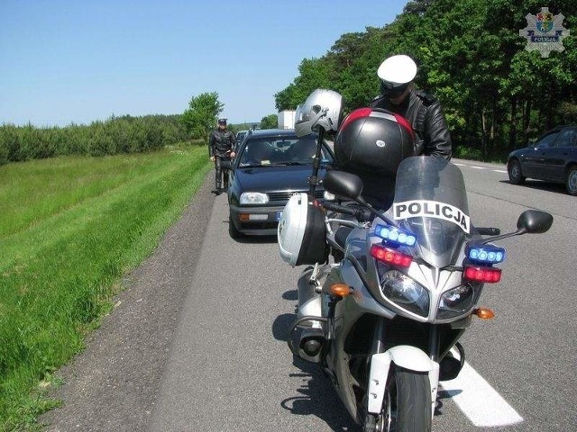 Policjanci na motocyklach patrolują krajową 6.