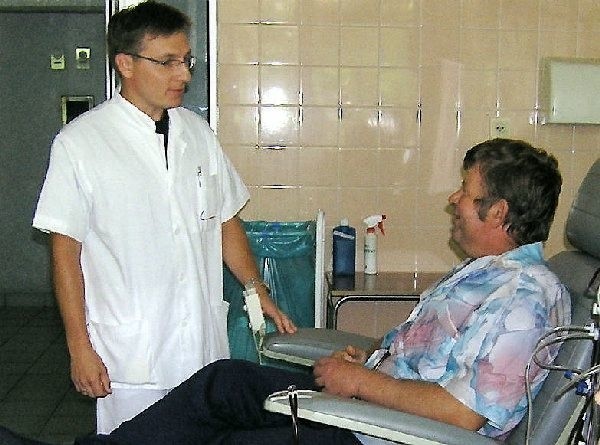 Do młodych, wzorowych lekarzy, którzy na  szczęście podjęli pracę w naszym szpitalu  należy dr Tomasz Danielewicz. Poszedł w ślady  rodziców, którzy przepracowali w tej lecznicy  wiele lat. Nie zraziły go trudne warunki, w jakich  do niedawna pracowała stacja dializ przy ul.  Sikorskiego.