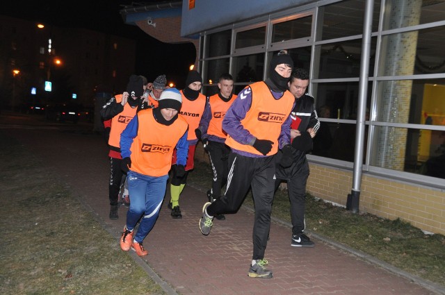 Piłkarze Granatu podczas pierwszych zajęć po przerwie zimowej biegali wokół hali sportowej przy ulicy Sienkiewicza.