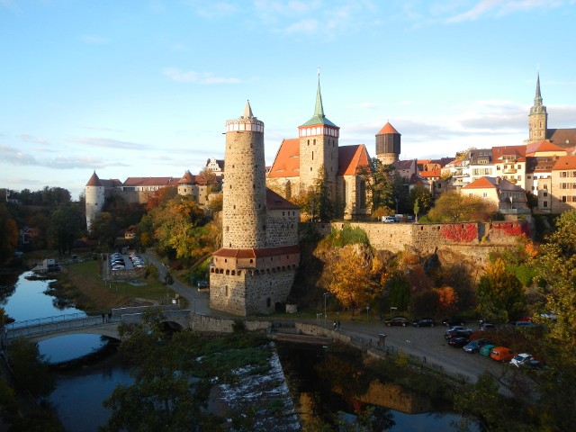 Widok na mury obronne, baszty i wieże kościelne historycznego Budziszyna od strony doliny Szprewy