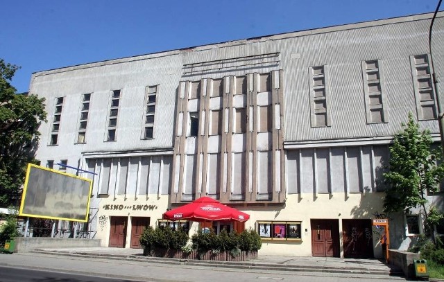 Kino "Lwów" było niegdyś jednym z najbardziej znanych kin studyjnych Wrocławia. Kino zamknięto w 2011 roku, od tego czasu budynek niszczał.