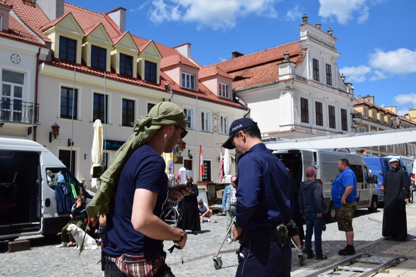 Ekipa serialu "Ojciec Mateusz" wróciła na plan filmowy do Sandomierza. Na planie zaroiło się od księży. Będą nowe odcinki! Zdjęcia i film 