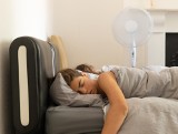 Czy spanie z włączonym wiatrakiem jest zdrowe? Niektórzy powinni unikać chłodzenia się w upalne noce w ten sposób. Komu może szkodzić?