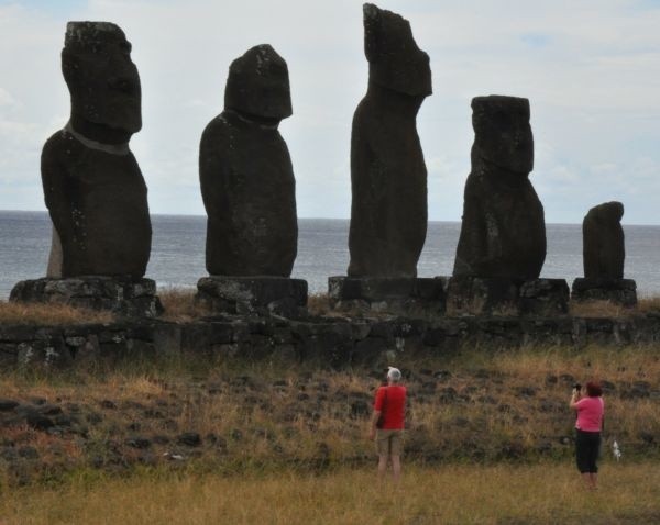 Grupa pięciu moai tuż za miasteczkiem.