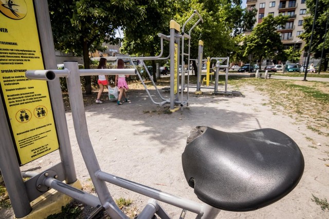 Place zabaw, skate parki, siłownie pod chmurką - w  Bydgoszczy powstaje ich coraz więcej - również z Bydgoskiego Budżetu Obywatelskiego. Czytelnicy pytają jednak, kto się potem tymi obiektami opiekuje, bo niektóre wyglądają kiepskoPlenerowe siłownie wyrastają w Bydgoszczy jak grzyby po deszczu. Mieszkańcy chętnie z nich korzystają, choć nie bez zastrzeżeń.Bydgoszcz: Integracyjny plac zabaw na Wyspie Młyńskiej już otwarty [zdjęcia]