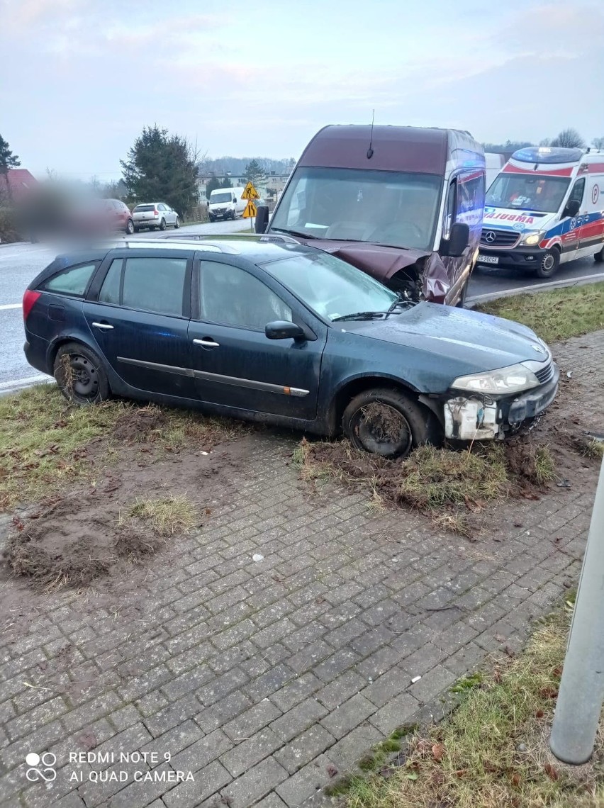 Kolizja na DK11. Samochód osobowy zderzył się z busem