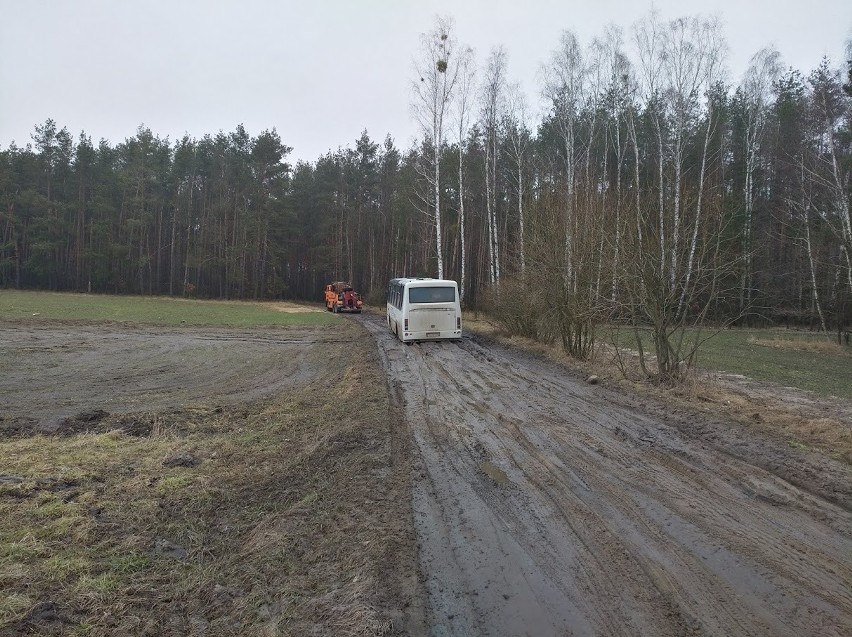 Wiosenne roztopy w powiecie białostockim. Gminne drogi są w...