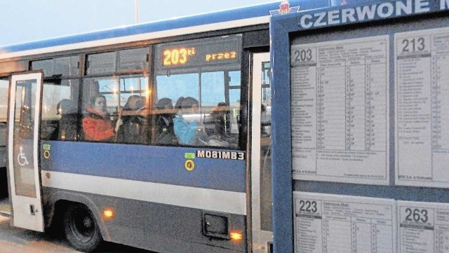 Mieszkańcy Krzęcina nie chcą dojeżdżać tylko do Skawiny np. autobusem 203, a na „swój” 213 czekają dłużej