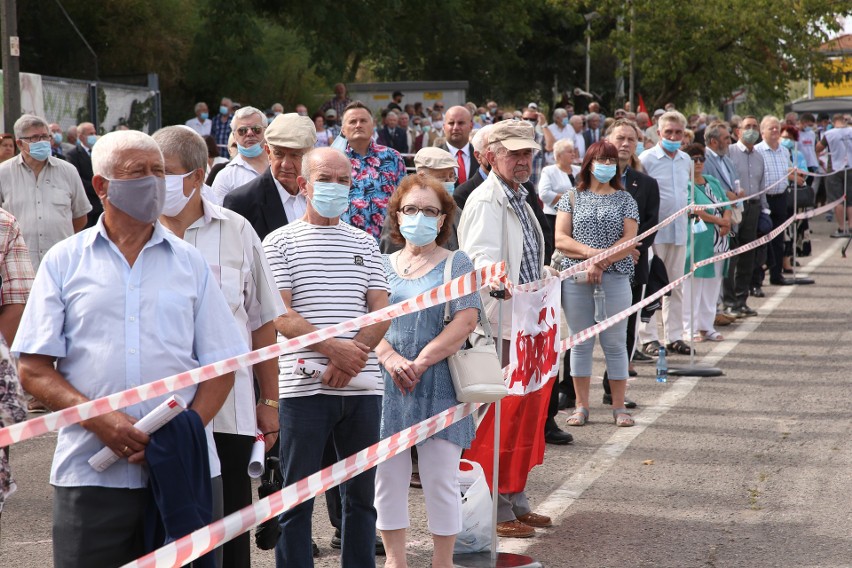 Kwiaty i przemówienia przed stocznią. Dziś 40. rocznica Porozumień Sierpniowych