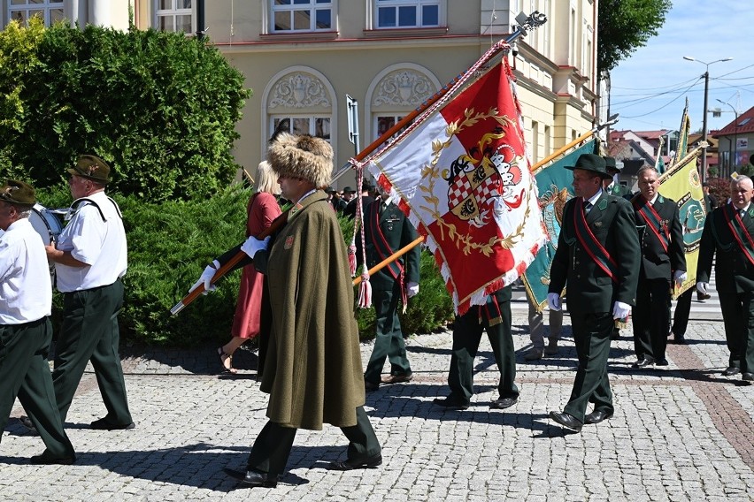 Wśród atrakcji była prezentacja sztandarów łowieckich....