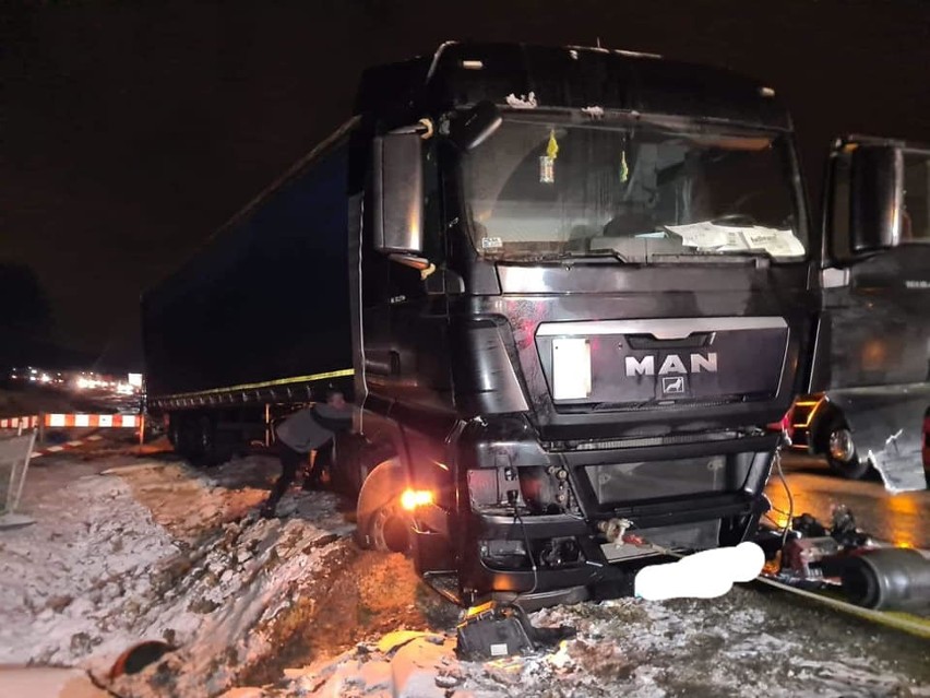 Wypadek ciężarówki - zderzenie pojazdu z barierami...