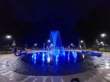 Kolorowe fontanny nowym hitem Sandomierza. Podziwia je nocą mnóstwo ludzi [DUŻO ZDJĘĆ]