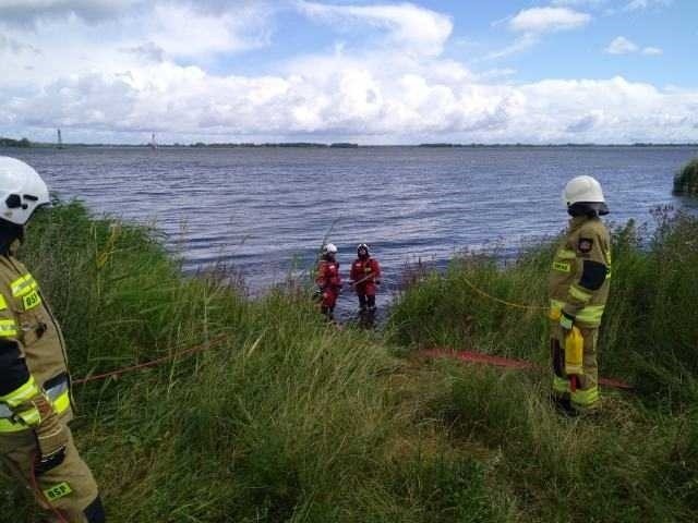 Strażacy w Trzebieży ćwiczyli na wypadek powodzi. Rozstawiali zapory i sypali worki z piaskiem. 