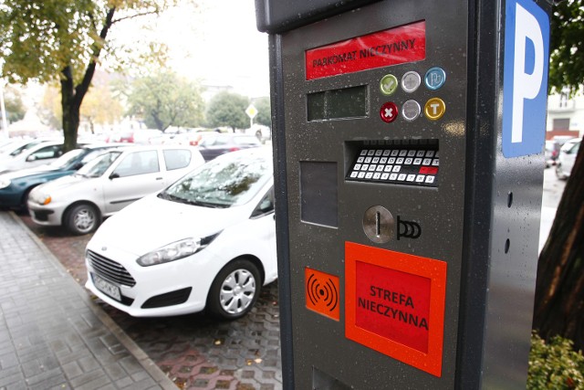 Nową strefę obsłuży 130 takich parkomatów. Kierowcy zapłacą tu za postój gotówką lub kartą.