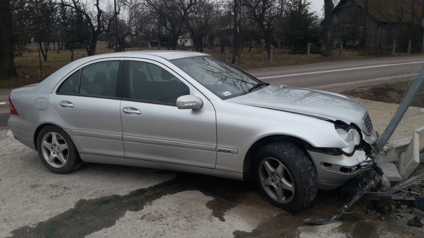 W trakcie tego manewru stracił panowanie nad pojazdem i...