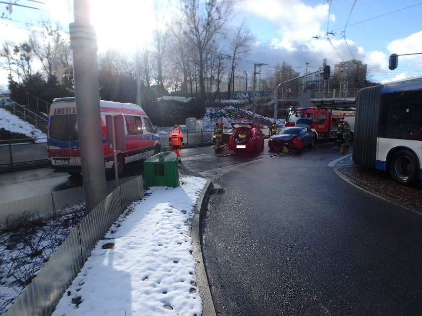 Wypadek w Gdyni. 29.01.2021 r. Zderzyły się trzy samochody osobowe. Jedna osoba została ranna