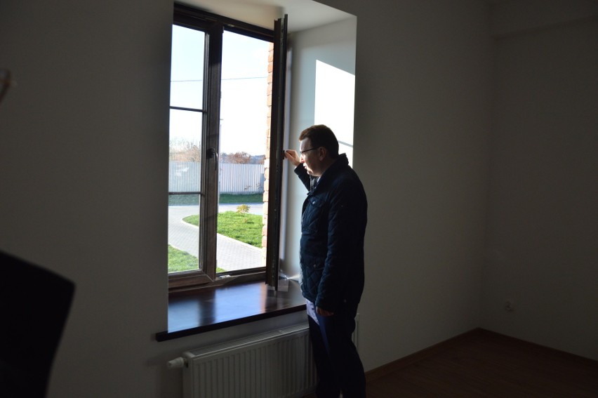 Nowe mieszkania socjalne w Ostrowcu oddane do użytku. Lokatorzy odebrali klucze. Zobacz na zdjęciach jak wyglądają w środku