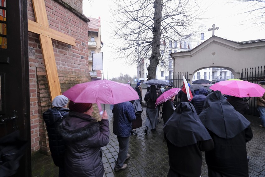 Tłum wiernych przemieścił się ze Śródki przed pomnik papieża...