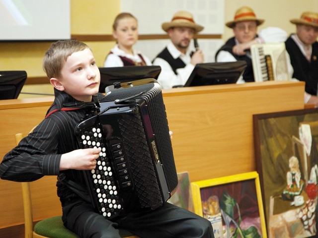 Łukasz Filipiuk wystąpił w czasie gali wręczenia stypendiów marszałka. Jego gra na akordeonie wzbudziła zachwyt.