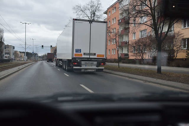 Kierowcy z Torunia sugerują, że obowiązujące od kilku lat przepisy zakazu ruchu tirów to w istocie martwe prawo