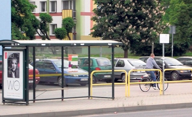 Widok na zdjęciu to już historia. Wiata przystanku kiedyś mocno obleganej linii autobusowej nr 15 została przeniesiona na ulicę Okólną