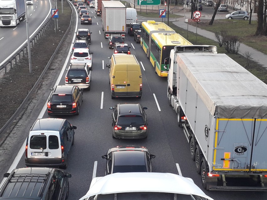 Wypadek w Katowicach: Zderzyły się 4 samochody. Korki na Roździeńskiego, DTŚ i Murckowskiej