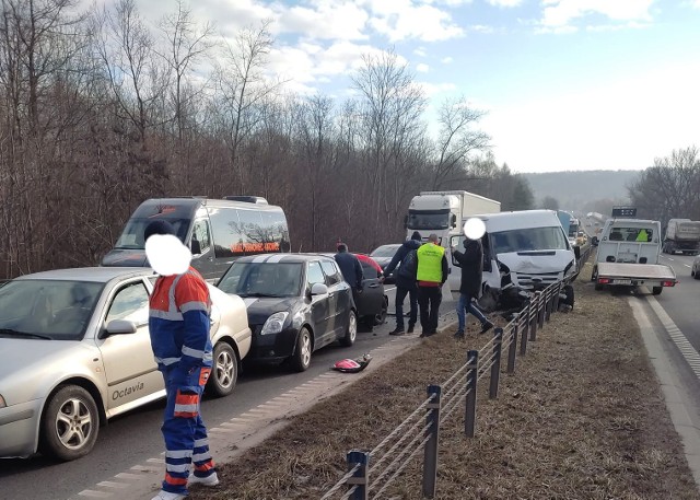 Zderzenie pięciu samochodów na DK 94 w Dąbrowie Górniczej.  Zobacz kolejne zdjęcia. Przesuwaj zdjęcia w prawo - naciśnij strzałkę lub przycisk NASTĘPNE