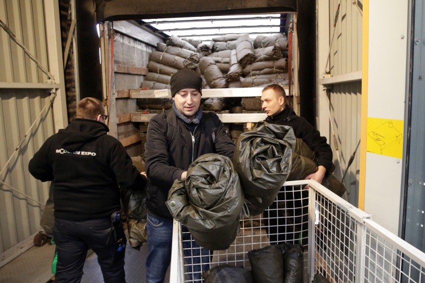 Lublin. Szwajcarskie tiry z pomocą humanitarną dla Ukraińców trafiły już do naszego regionu. Zobacz zdjęcia