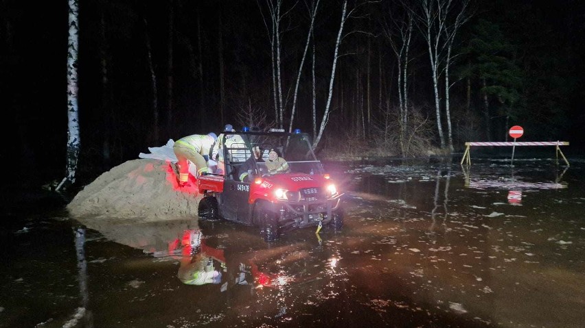 Strażacy ułożyli wały przeciwpowodziowe z kilku tysięcy worków z piaskiem w gminie Małkinia Górna