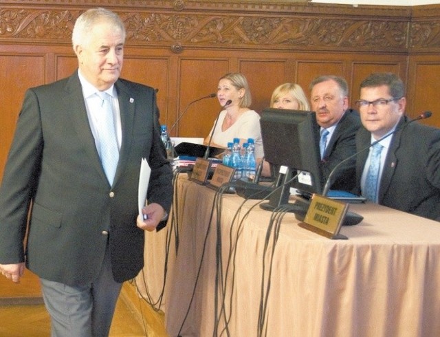 Maciej Kobyliński podczas nadzwyczajnej sesji, na której zdecydowano o przeprowadzeniu referendum w sprawie odwołania prezydenta Słupska.
