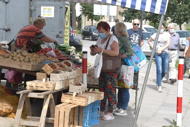 Tradycyjnie w piątek sprawdziliśmy dla Państwa ceny na  kieleckich bazarach. Warto wybierając się na zakupy sprawdzić ile, za co opłaca się zapłacić. Generalnie ceny z tygodnia na tydzień idą w dół. Staniały truskawki, pomidory, czereśnie, ziemniaki, cytryny i wiele innych produktów.Na kolejnych zdjęciach zobaczcie ceny w piątek 12 czerwca