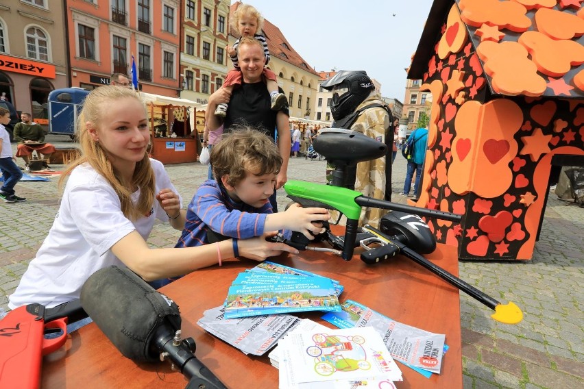 Toruń prowadzi też współpracę z innymi miastami promując się...
