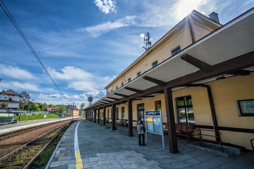 Dworzec w Krynicy - Zdroju jest nieczynny od dziesięciu lat....