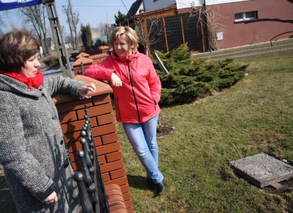 Barbara Zając (z lewej) rozmawiała na temat kanalizacji z mieszkańcami ulicy Brzeskiej. Na zdjęciu z Wiesławą Drapiewską.