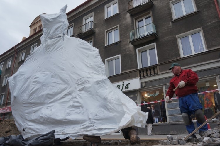 Lipowa: Rzeźba Podróż już ustawiona. Zobacz jak ją montowano (zdjęcia)