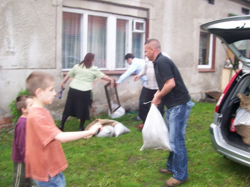 Akcja powodziowa u emerytki w Głuchowie (25 maja)