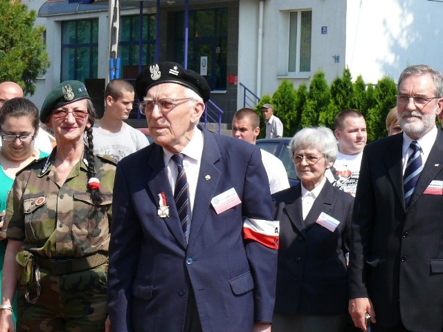 Podczas uroczystości w Jędrzejowie majorowi Zbigniewowi Bieganikowi, żołnierzowi ziemi świętokrzyskiej, wręczono odznakę przyznaną przez Kapitułę Honorową Złotej Odznaki Korpusu Jodła i 20-lecia Światowego Związku Żołnierzy Armii Krajowej.