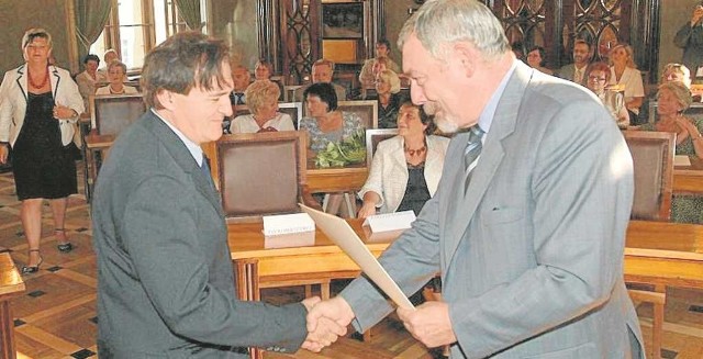 Artur Ławrowski odbiera z rąk prezydenta Jacka Majchrowskiego akt powierzenia obowiązków (2007 r.)